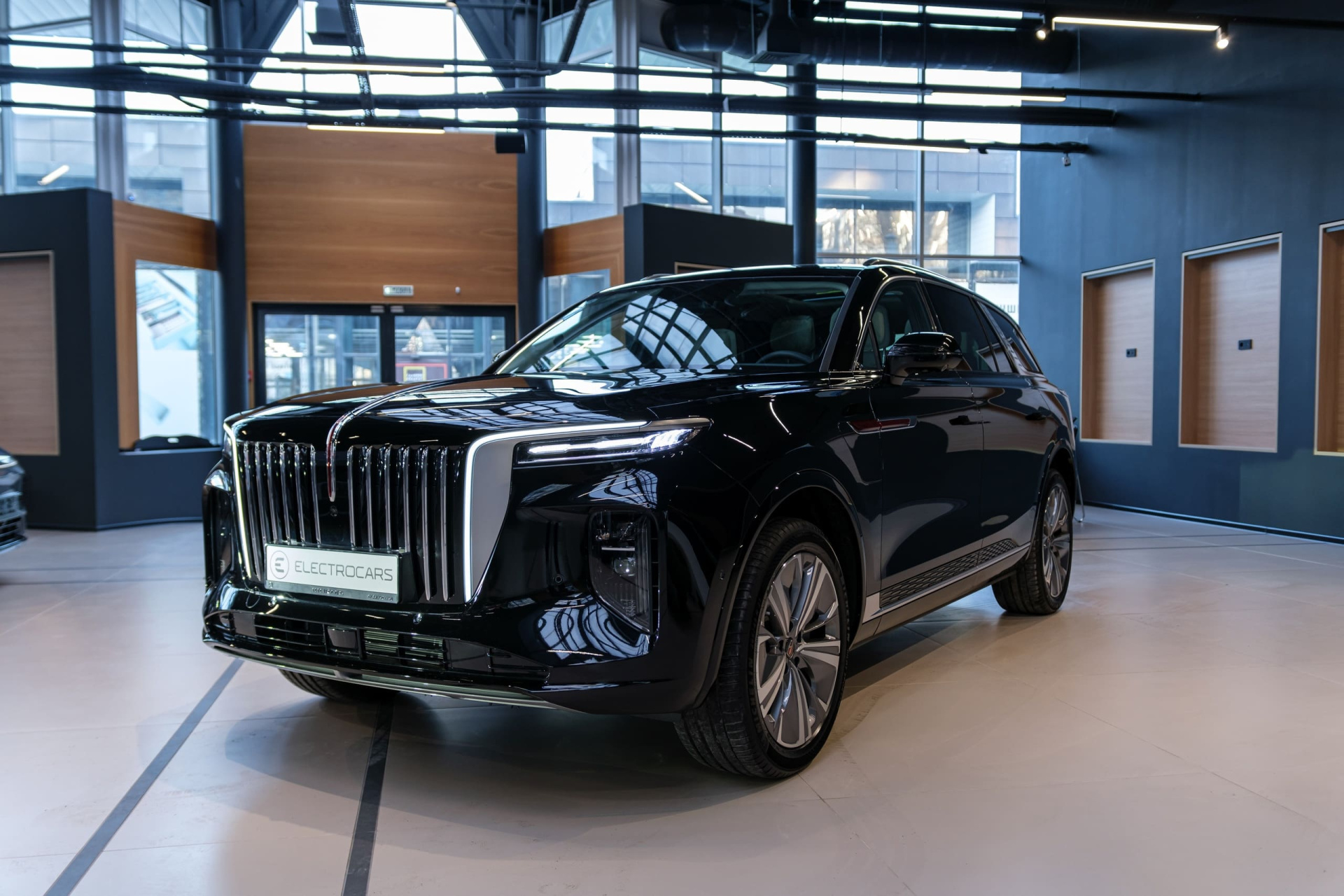Hongqi E-HS9 привлекает внимание дизайном как у автомобилей Rolls Royce. Ещё одна его особенность – динамичная силовая установка на 551 л. с. Но его 30-минутная мощность скромнее и составляет 231 л. с. Налог на роскошь составляет 231 х 150 х 3 = 103 950 рублей.